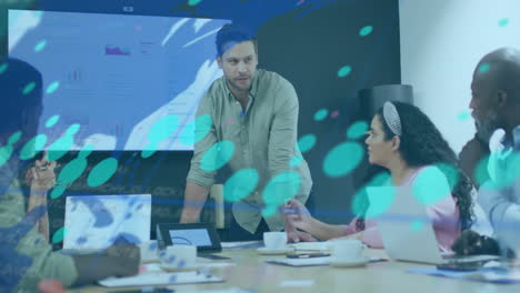 animación del procesamiento de datos financieros sobre diversas personas de negocios en la oficina
