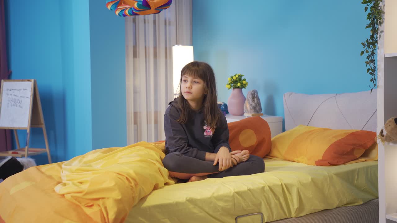 la hermosa niña que no duerme en su cama es cuidadosa, tiene un problema.