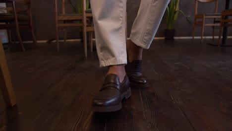 persona caminando en un restaurante