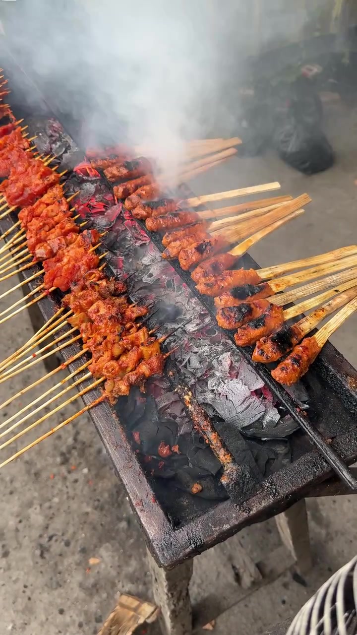 Perinteinen indonesialainen satay-grillaus hiiligrillillä