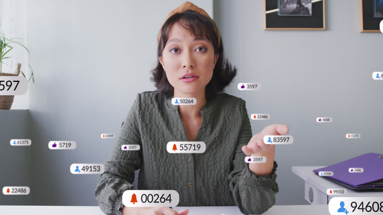 animación de iconos de redes sociales y procesamiento de datos sobre una mujer de negocios asiática en la oficina