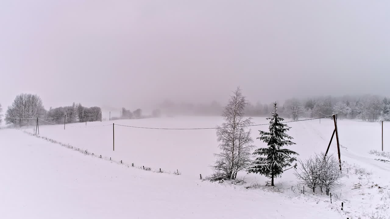 Kold, snefuld, tåget morgen i et vinterlandskab på landet - glidende luftfoto.