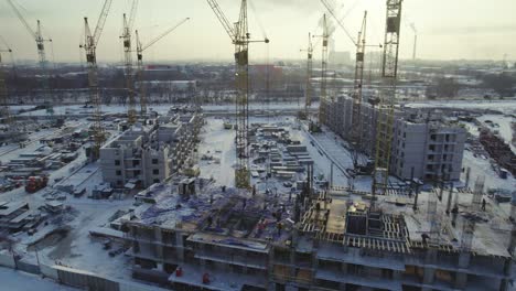 vista aérea de un sitio de construcción de invierno
