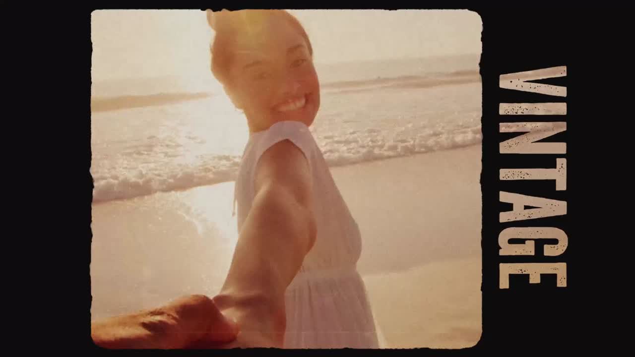 Femme sur une plage avec des cadres découpés