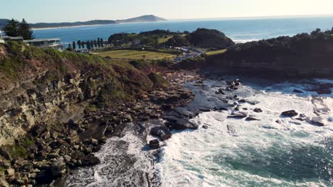 Toma-Aérea-De-Un-Dron-De-La-Costa-Norte-Del-Promontorio-De-Avoca-Entrando-En-El-Paraíso-Oval-De-Terrigal-En-La-Costa-Central-De-Skillion-Nueva-Gales-Del-Sur-4k