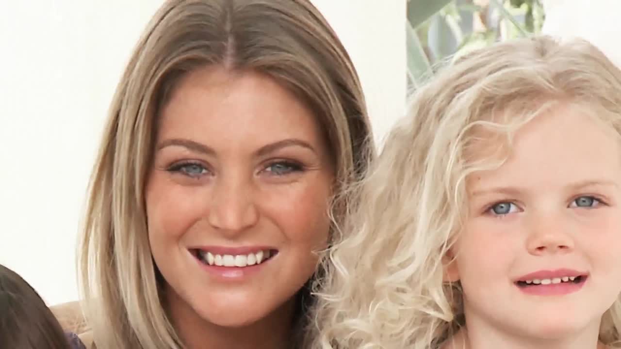 실내에서 놀고 있는 가족들의 애니메이션