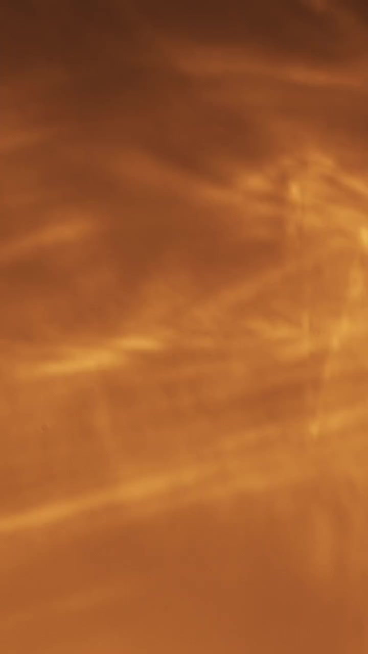 Reflexos Abstratos de Luz Dourada Movendo-se em uma Superfície Escura
