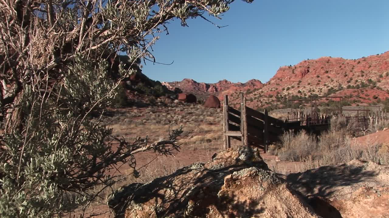 시골 유타에서 오래된 가축 작업의 패닝샷