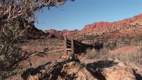 toma panorámica de una antigua explotación ganadera en la zona rural de utah