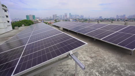 Una-Serie-De-Paneles-Solares-En-Lo-Alto-De-Un-Edificio-En-La-Azotea-Con-Un-Paisaje-Urbano-Al-Fondo