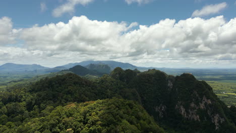Ciudad-De-Krabi-Montaña-Ao-Nang-Hermoso-Paisaje-Con-El-Parque-Nacional-Khao-Phanom-Bencha,-Impresionante-Paisaje-Tropical-Del-Sur-De-Tailandia-Vista-Aérea-De-Drones