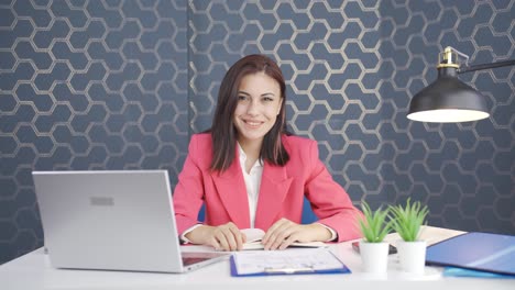 la joven mujer de negocios se regocija.