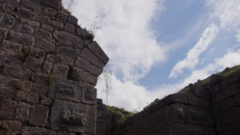 un arco de piedra en el pérgamo