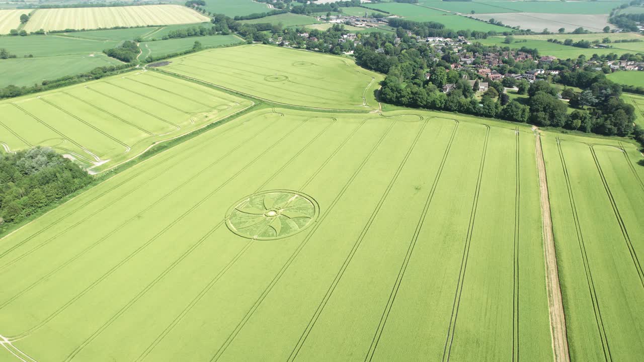 광범위한 힐턴 곡물 서클 복잡한 나선형 패턴 항공 뷰 윌트셔 농업 시골 위에서 고도로 회전