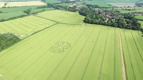 Amplio-Hilton-Crop-Círculo-Complejo-Patrón-Espiral-Vista-Aérea-Dando-Vueltas-Por-Encima-De-La-Campiña-Agrícola-De-Wiltshire