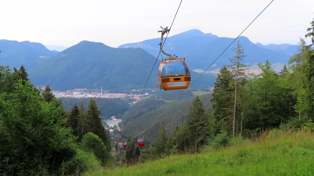 Funivia o cabinovia nelle montagne degli Alti Tatra in Slovacchia.
