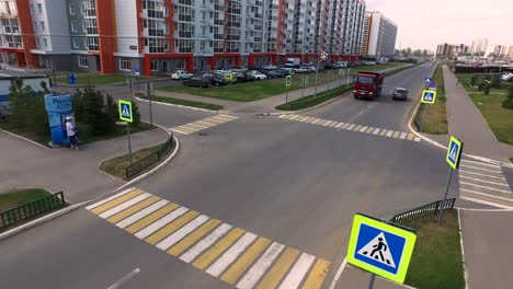 intersección urbana con camiones de descarga y edificios residenciales