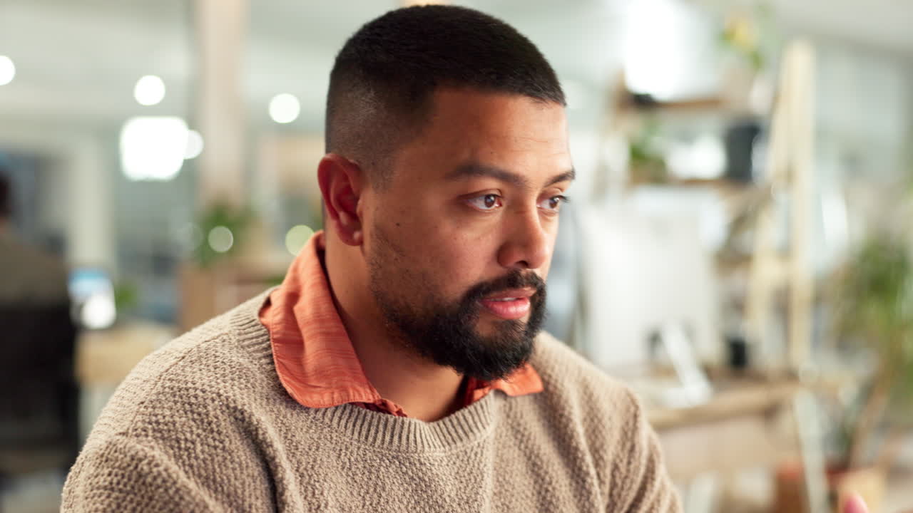 hombre con dolor de cabeza en la oficina