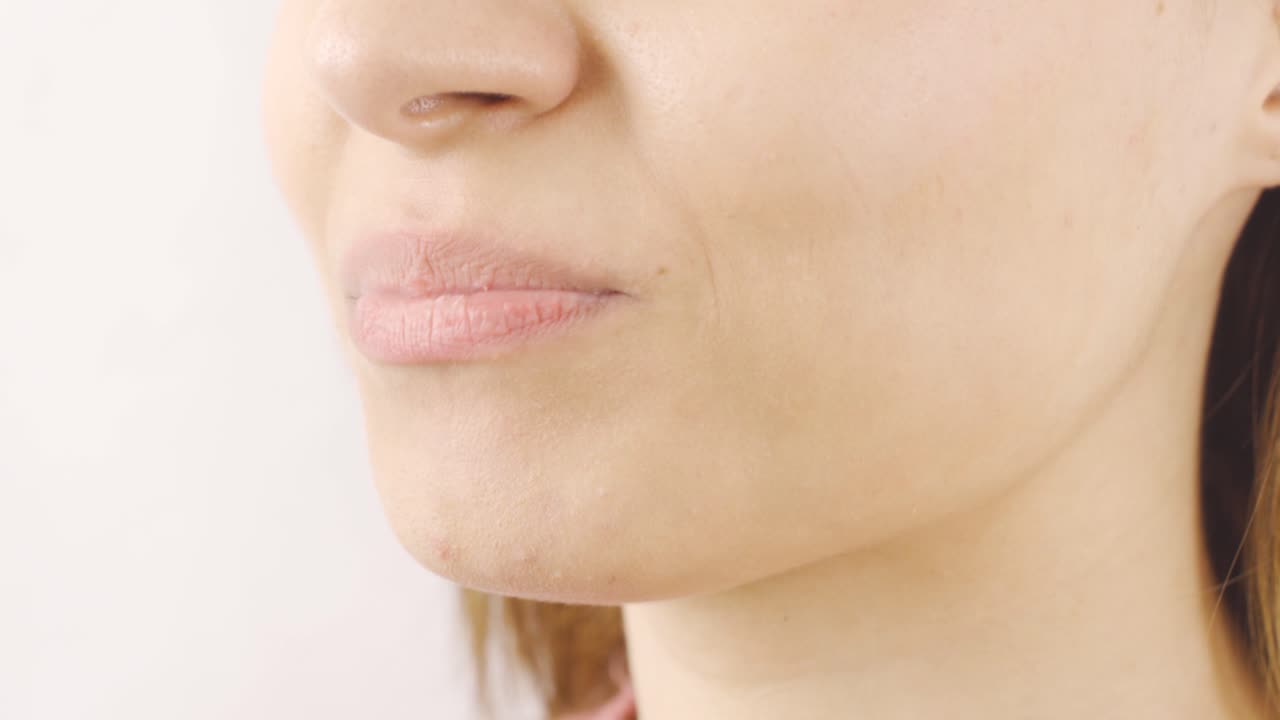 la mujer de primer plano come nueces.