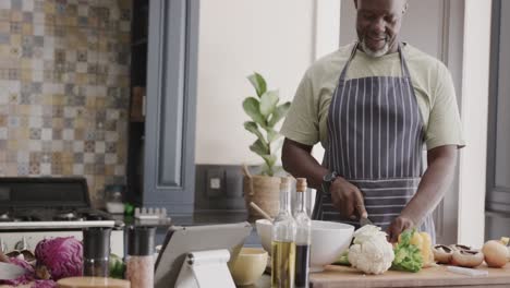 Feliz-Pareja-Afroamericana-Mayor-Cocinando-Y-Cortando-Verduras-En-Ktichen-En-Cámara-Lenta