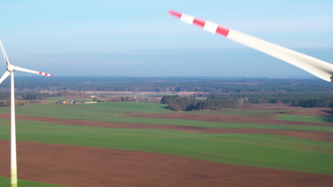 폴란드 의 농지 에 있는 산업용 풍력 터빈 이나 공장 - 회전 하는 로터 블레이드 의 클로즈업 을 가진 공중 파노라마 사진