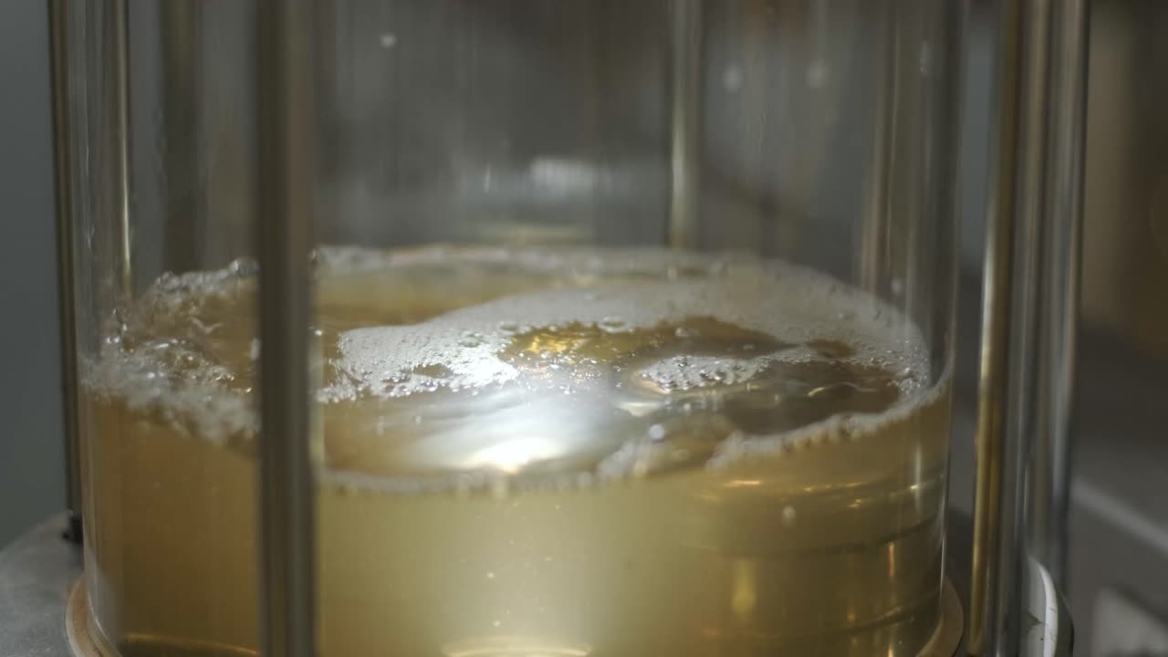 cervecería artesanal moderna. producción de cerveza artesanal. equipo moderno en la cervecería