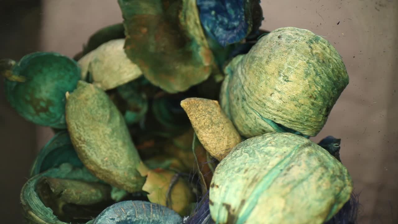 moviéndose lentamente hacia coloridas piezas de popurrí