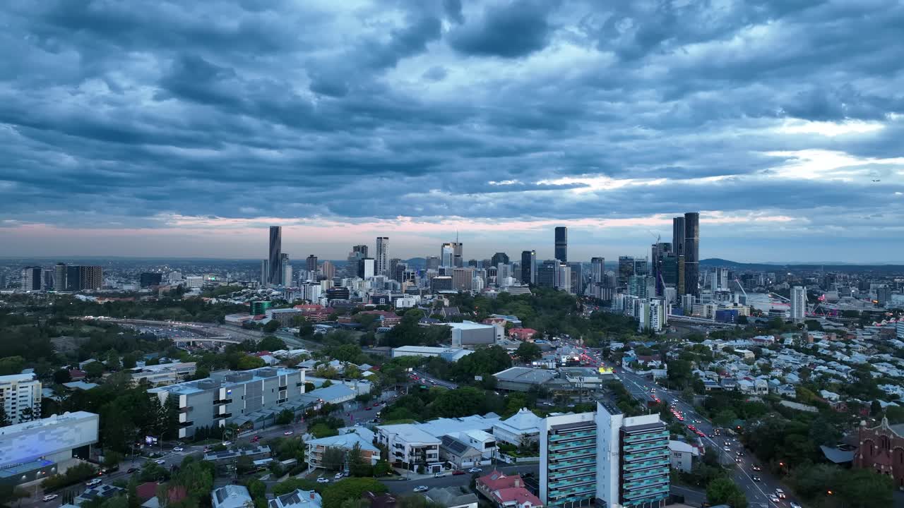 브리즈번 시와 주변 교외의 드론이  ⁇ 빈 그로브 레드 힐 지역을 날고 있는 모습