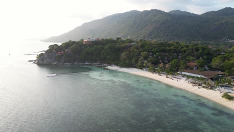 Increíble-Paisaje-En-La-Isla-Al-Atardecer-Desde-Drone