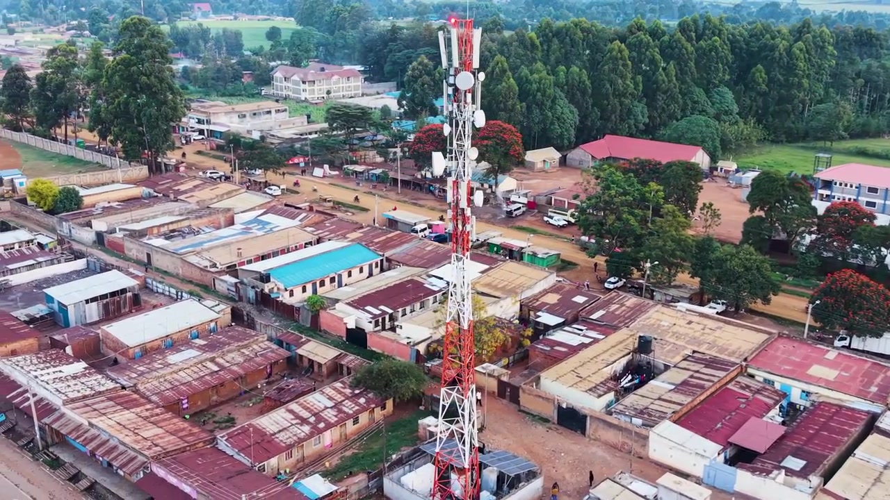 Rekaman Udara Drone: Permukiman Kumuh dan Informal di Pedesaan Afrika, Desa, Menara Telekomunikasi di Afrika (Kenya, Afrika Selatan)