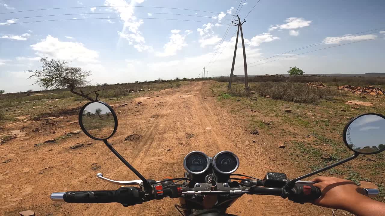 pov de una motocicleta crucero en un camino rural de tierra de la india central