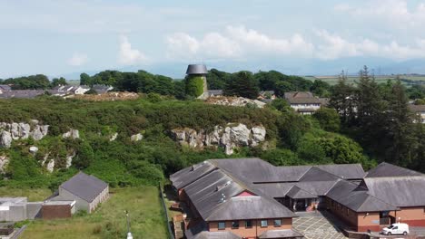 Molino-De-Viento-Llangefni-Hillside-Landmark-Vista-Aérea-Descendiendo-A-Anglesey-Council-Estate