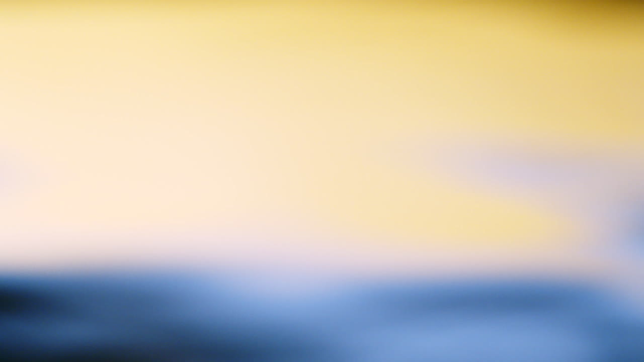 깨끗한 잔물결과 파동 굴절 배경을 가진 물 표면 노란색과 파란색 질감