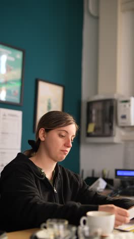mujer leyendo documentos en una oficina