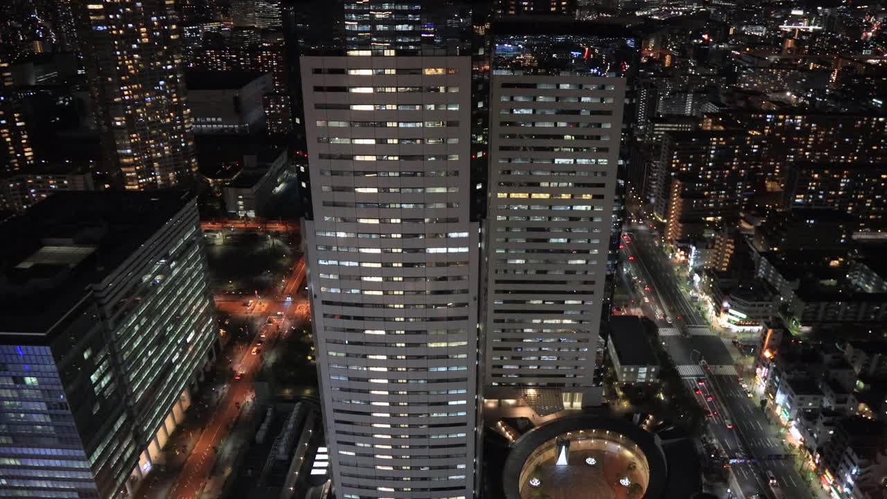 concepto de negocio de asia para bienes raíces y construcción corporativa, vista nocturna aérea del horizonte de la ciudad moderna de tokio bajo el cielo azul en japón