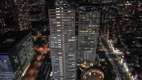 Asien-Geschäftskonzept-Für-Immobilien-Und-Unternehmensbau,-Moderne-Skyline-Luftaufnahme-Von-Tokio-Bei-Nacht-Unter-Blauem-Himmel-In-Japan