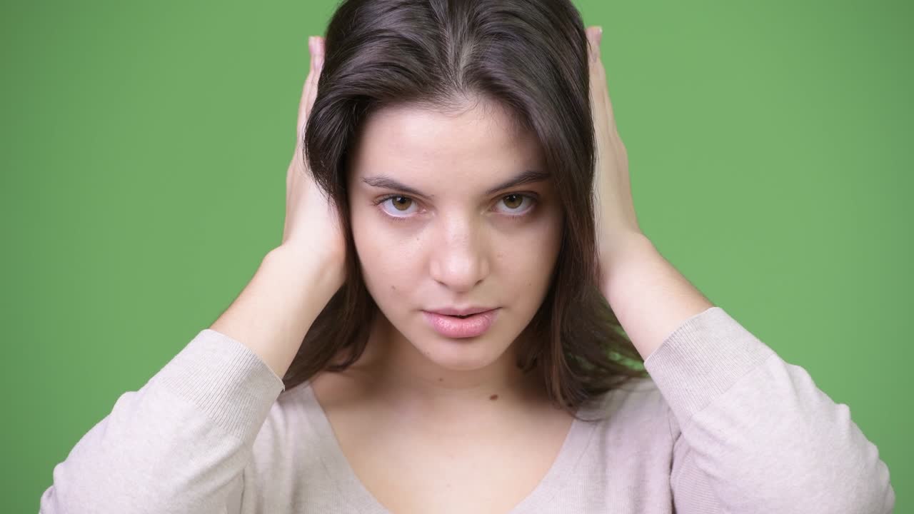 귀를 는 아름다운 젊은 여인 세 지혜로운 원이 개념