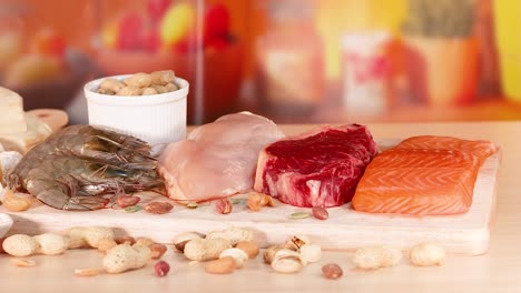 variedad de carnes, nueces y mariscos dispuestos juntos
