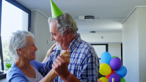 Seniorenpaar-Mit-Partyhüten-Tanzt-Auf-Geburtstagsparty-4K