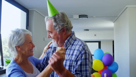 Pareja-Mayor-Con-Sombreros-De-Fiesta-Bailando-En-Una-Fiesta-De-Cumpleaños-4k