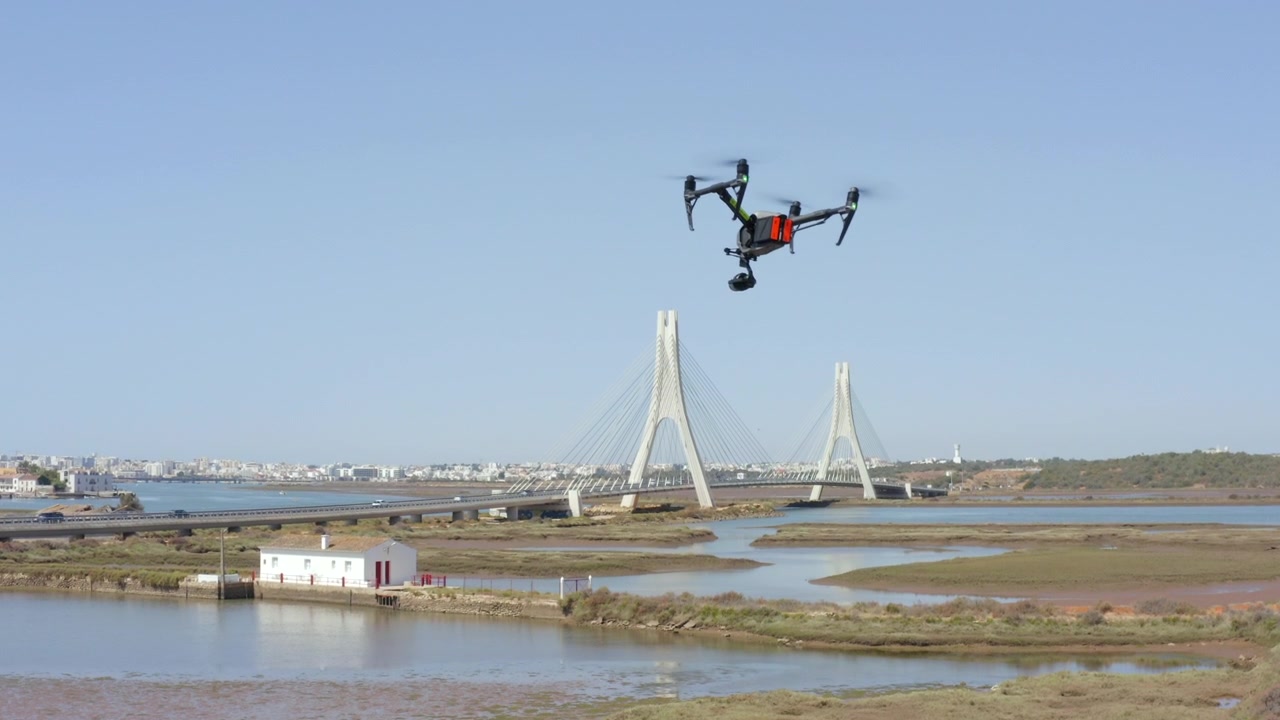 Drone con telecamera in volo vicino al Ponte sul fiume Arade a Portimão, Algarve, Portogallo. Ampia ripresa aerea.