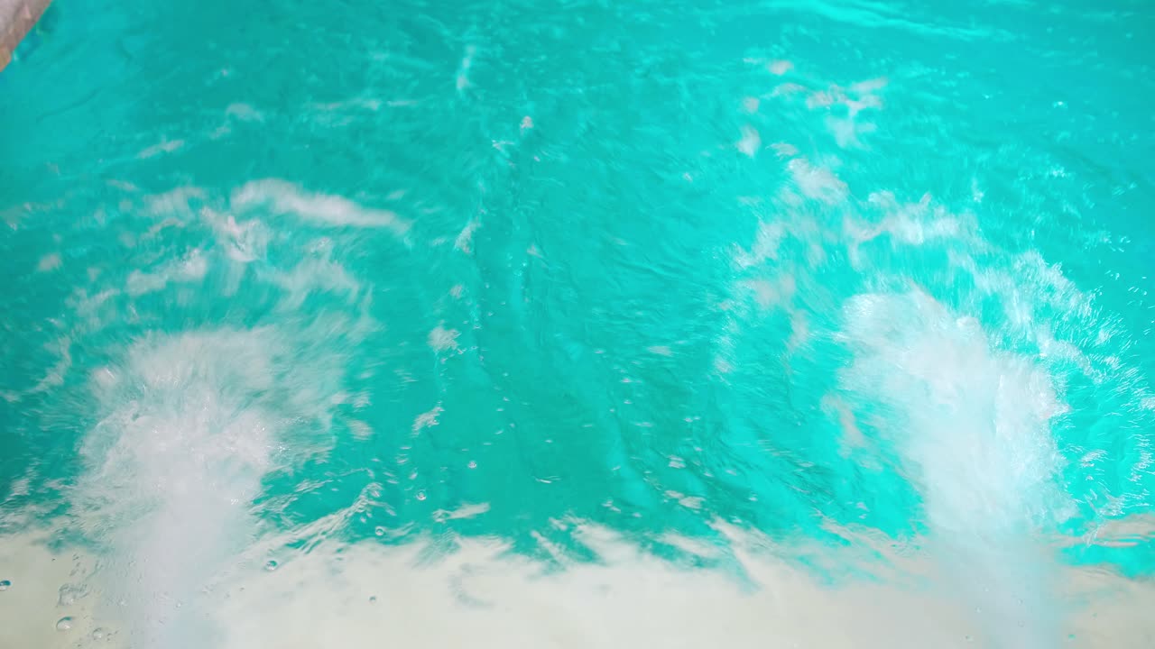 piscina con jacuzzi y agua burbujeante e hidromasaje de olas interior