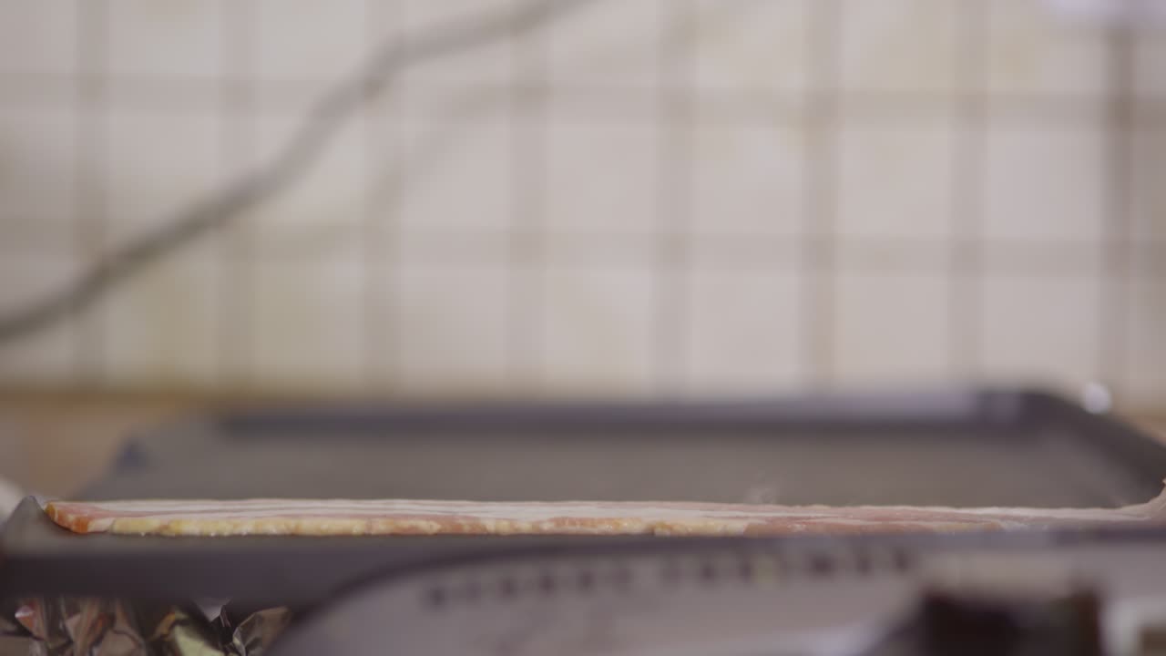 близко к горячей сковороде