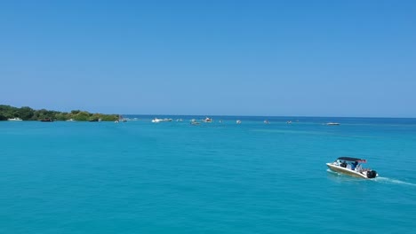 drone siguiendo barco en el mar caribe, colombia