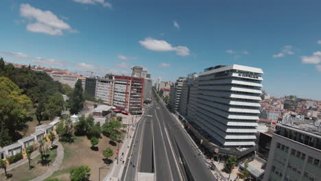 Vuelo-Fpv-Por-Las-Calles-De-Lisboa,-Portugal