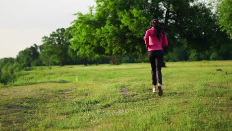 Beim-Morgendlichen-Joggen-Im-Park-Am-Teich-In-Den-Sonnigen-Strahlen-Der-Morgendämmerung-Bereitet-Sich-Das-Mädchen-Auf-Mariano-Und-Einen-Gesunden-Lebensstil-Vor