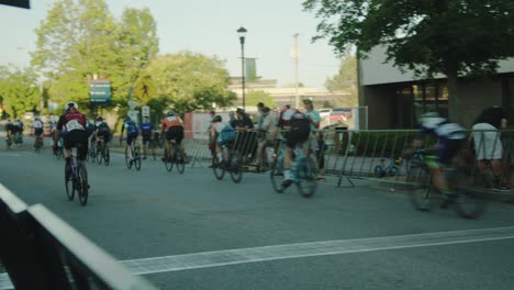 Carreras-De-Bicicletas-En-Las-Calles-De-Un-Pequeño-Pueblo-Por-La-Tarde-Con-Gente-Mirando