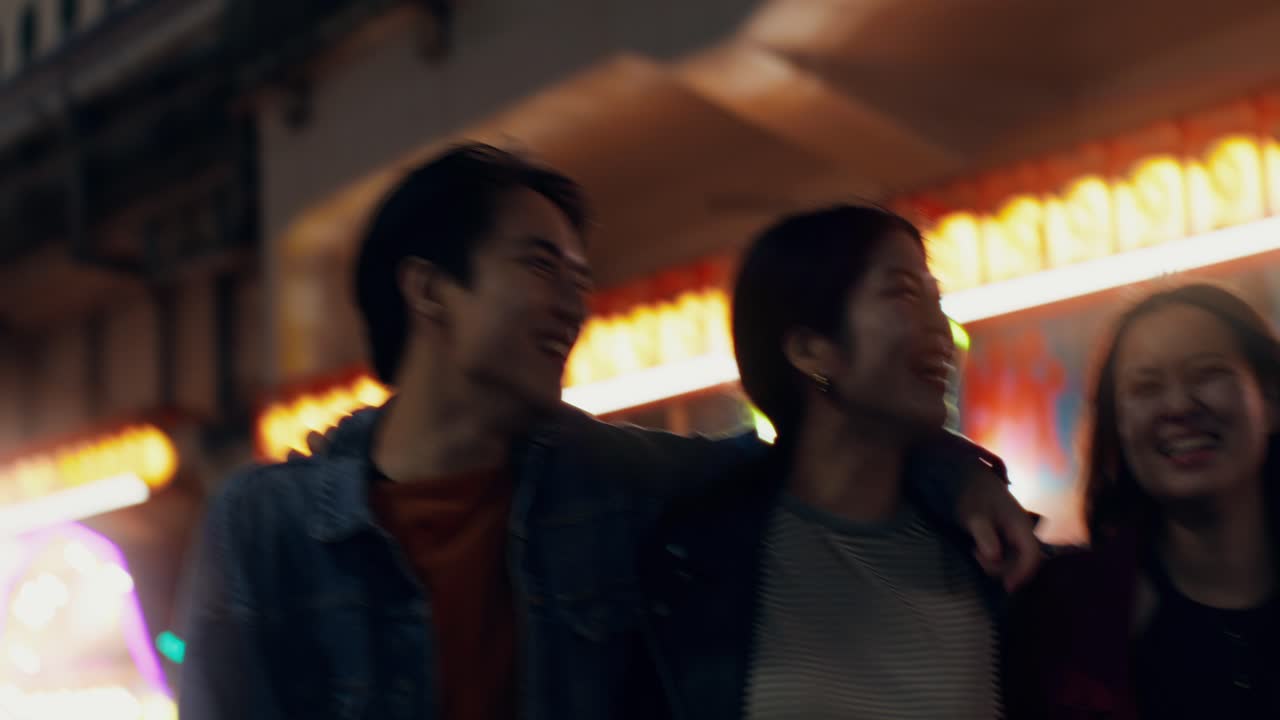 люди, гуляющие по ночам в городе