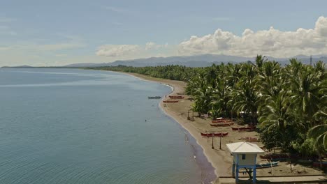 Vista-Aérea-Fluida-Sobre-La-Playa-De-Bacuag-En-Surigao-Del-Norte,-Filipinas,-Un-Lugar-Turístico-Popular-Tanto-Para-Visitantes-Como-Para-Lugareños.