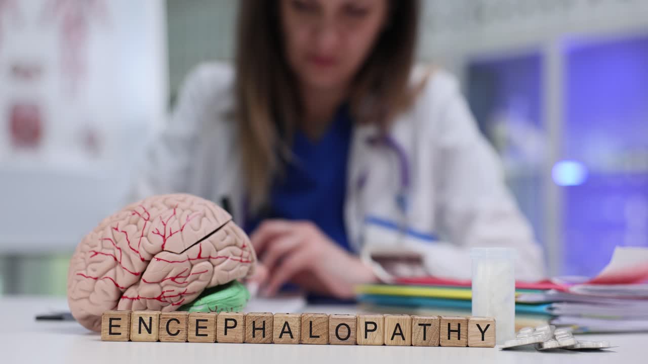 Palavra Encefalopatia e Modelo de Cérebro com Médico ao Fundo